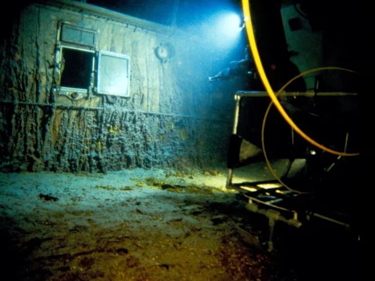 Restos del Titanic en el fondo del mar (via Reuters/WHOI Archives)