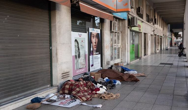Crisis socioeconómica: subió un 34% el número de personas en situación de calle en la ciudad y se sostiene un conflicto