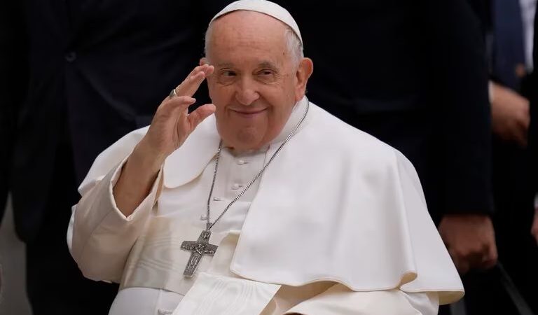 Primer parte médico tras la operación de Francisco: “El Papa está bien, despierto y hablando con sus colaboradores”