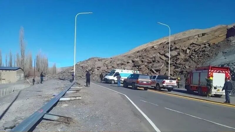 Neuquén: tres heridos tras desmoronarse un cerro en Chos Malal