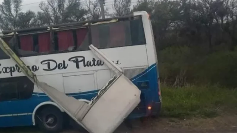 Miedo tras el vuelo del techo de un colectivo que se dirigía hacia Gancedo: no hubo herido