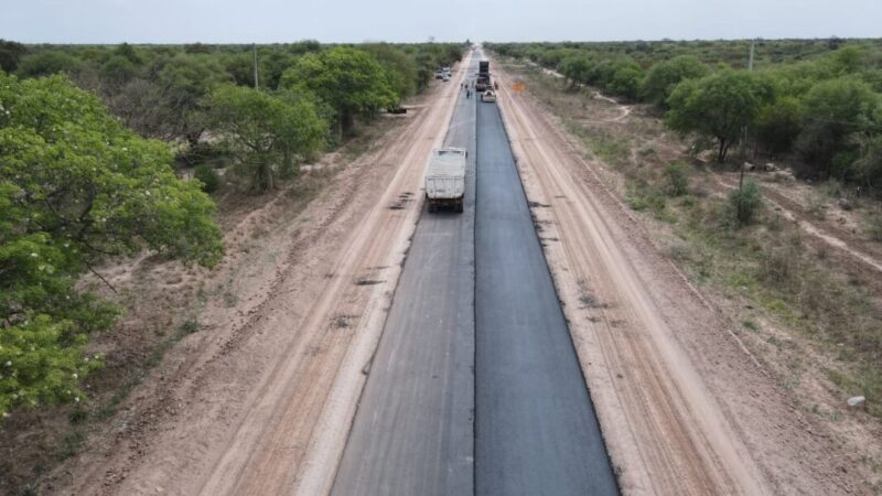 EL IMPENETRABLE – MÁS CONECTIVIDAD VIAL: AVANZA LA PAVIMENTACIÓN EN LA RUTA 9 ENTRE MIRAFLORES Y LAS HACHERAS