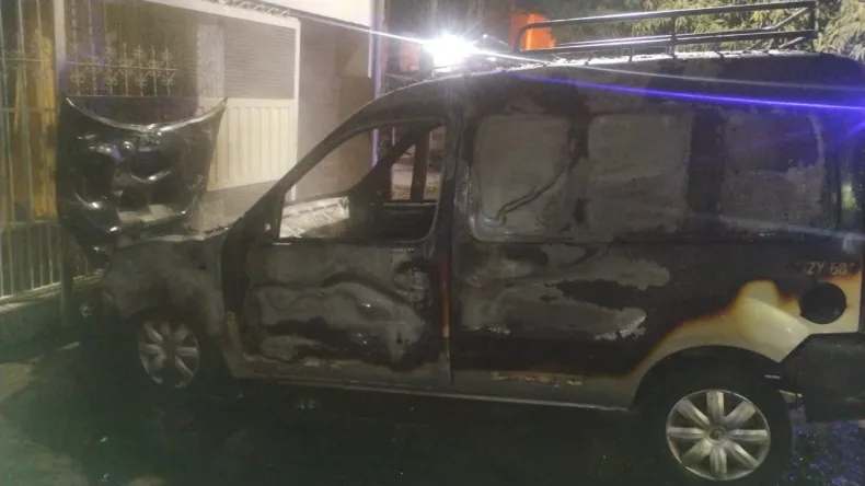 Fontana: Misterioso incendio de un vehículo en la madrugada, investigan las causas