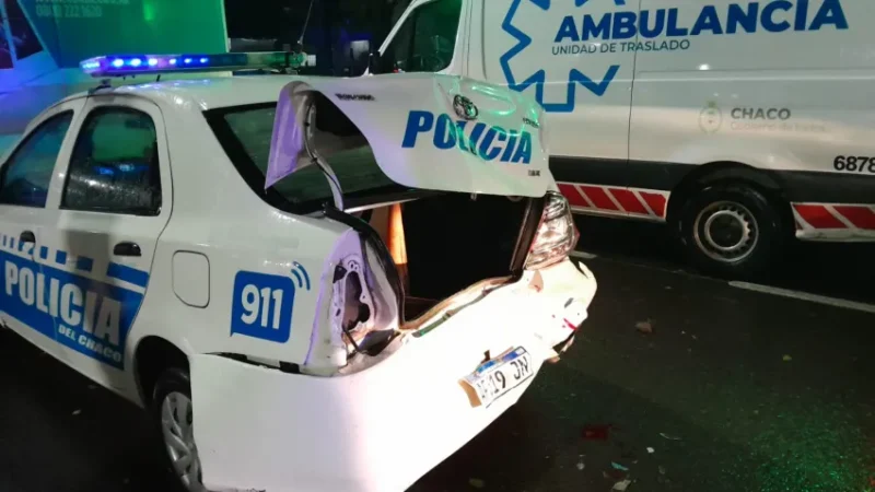 Impactante choque de un colectivo a un patrullero frente a la Plaza 25 de Mayo: un agente herido