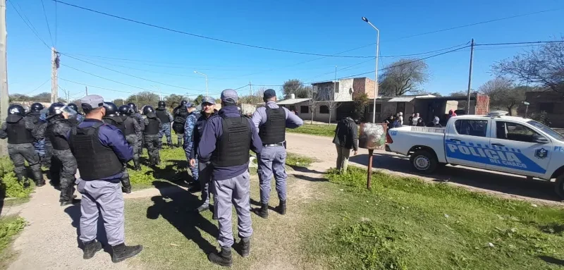 Puerto Tirol: Usurparon una casa, intentaron desalojarlas y se atrincheraron: dos mujeres quedaron detenidas