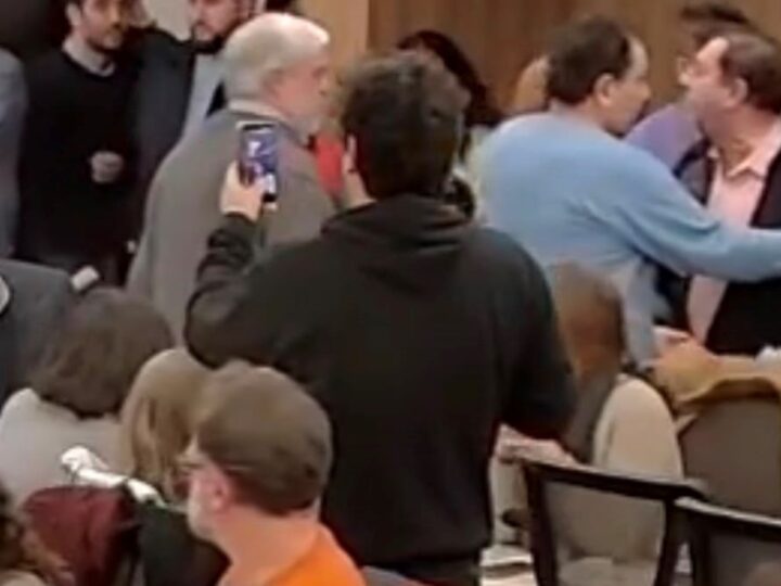 «No tienen vergüenza, caraduras», el reclamo de un padre hacia diputados por hablar mientras actuaba el Coro Nacional de Niños