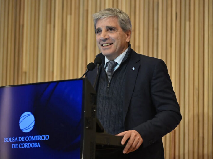 la oposición dice que Economía acumuló más de US$ 3 mil millones para uso discrecional